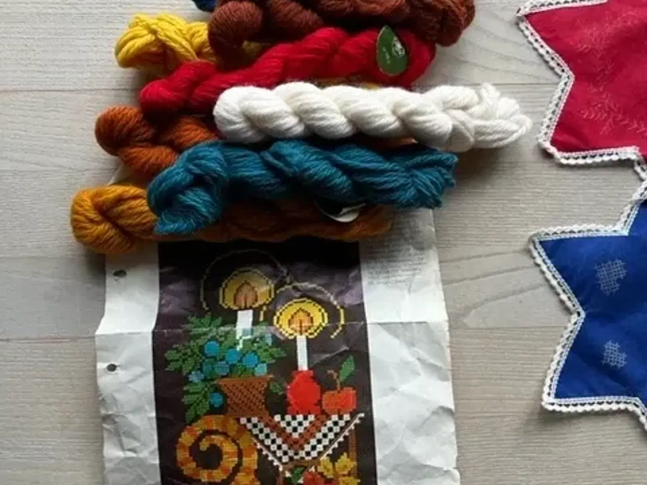 Billede 4 - Broderier, nogle påbegyndte 