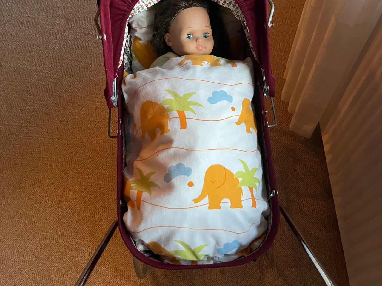 Billede 5 - Meget fin Brio dukkevogn - bordeaux velour