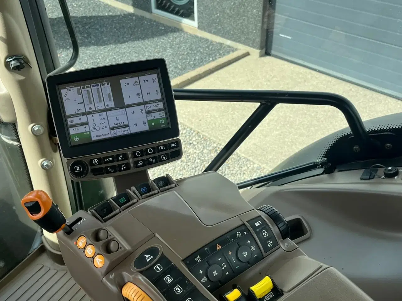 Billede 7 - John Deere 6175R Med frontlift og frontPTO samt luft anlæg