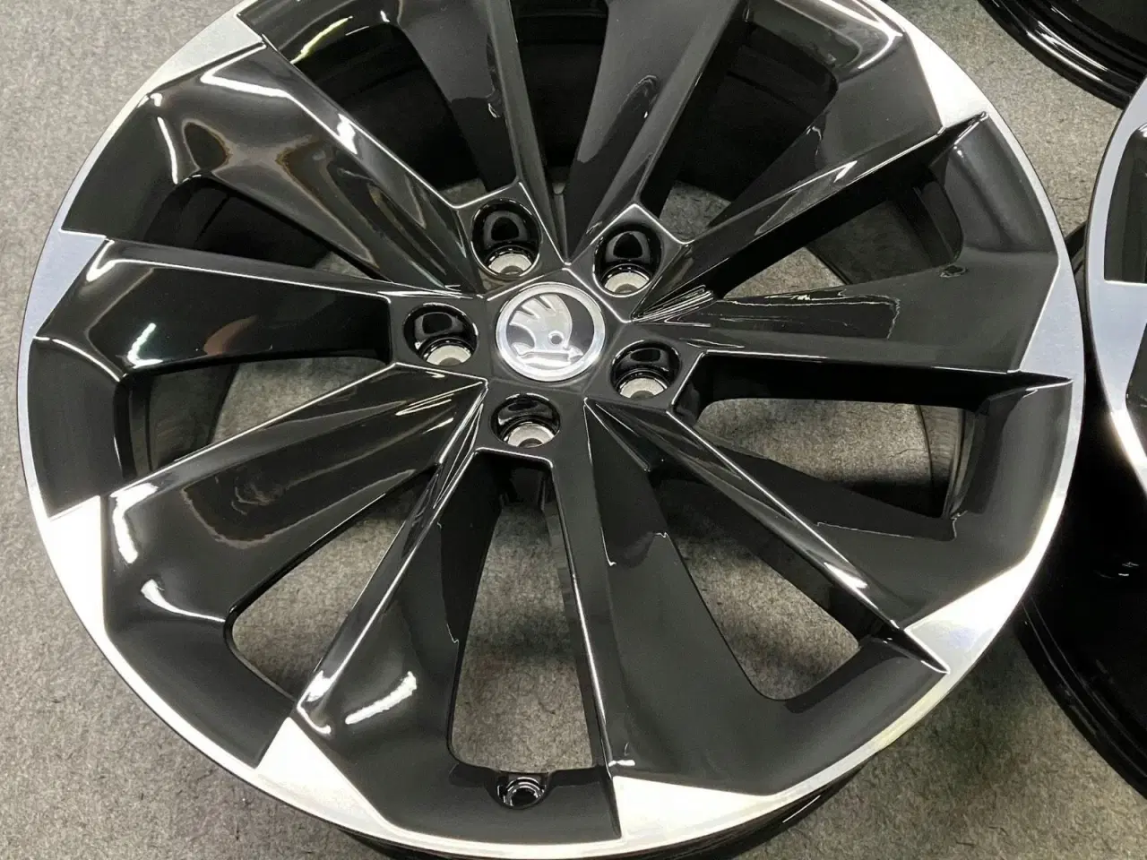 Billede 4 - ALUFÆLGE SKODA SUPERB 3V0 SUPERNOVA 19"