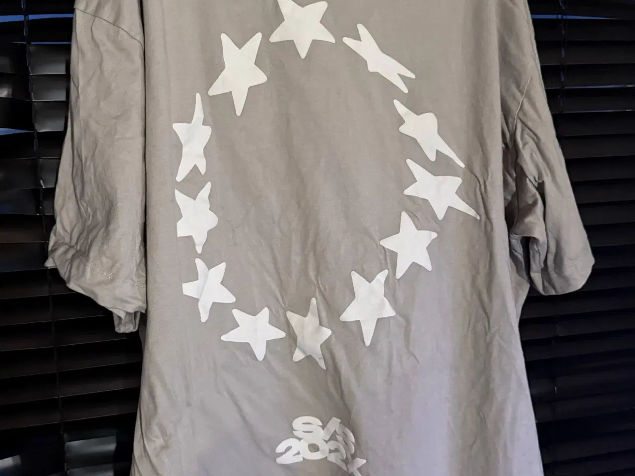 Billede 2 - H&M Loose Fit T-shirt - Grå med stjerner