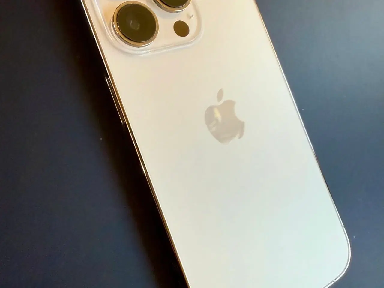 Billede 3 - iPhone 14 Pro • 512 GB • Guld • Flot stand