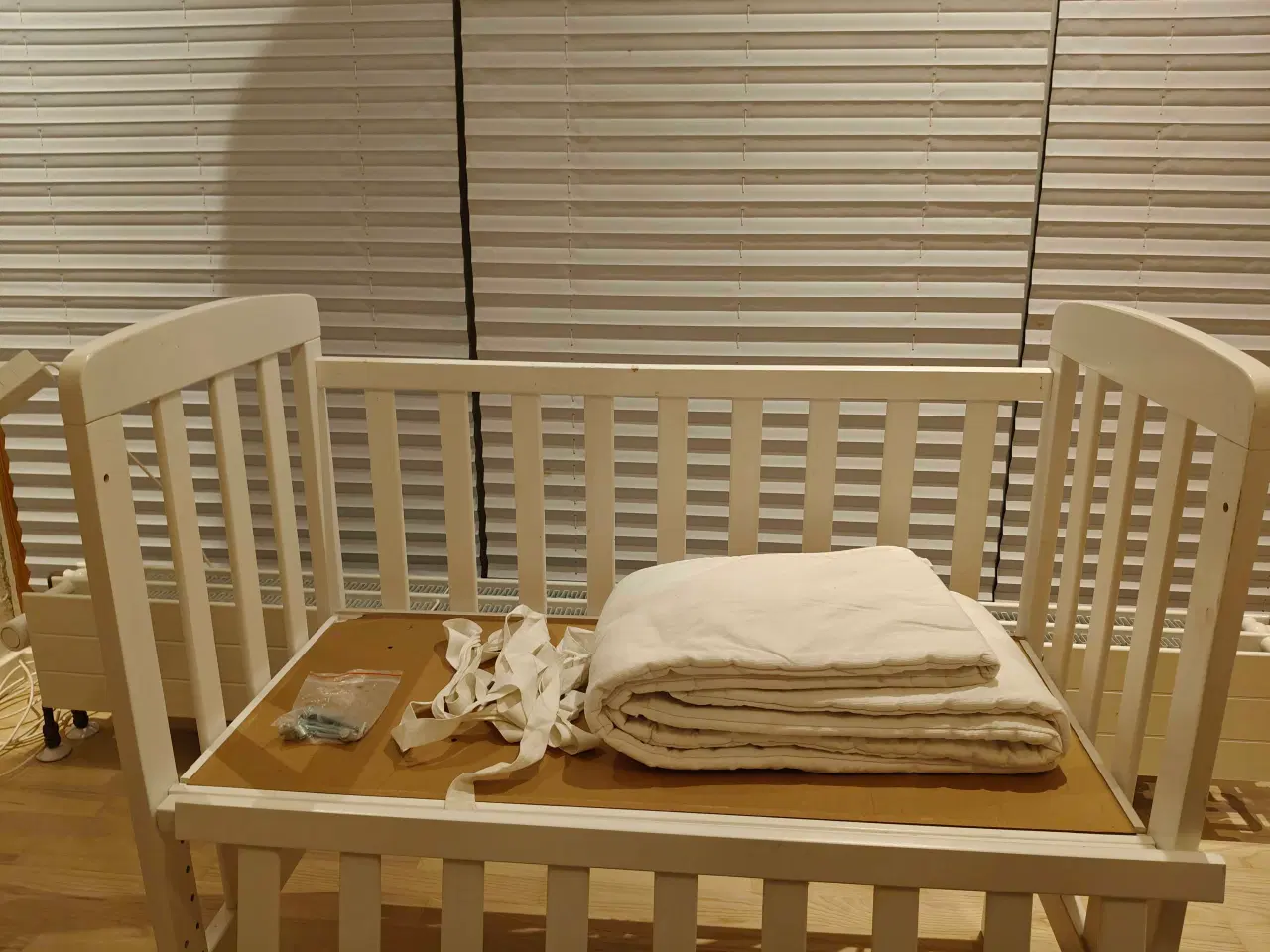 Billede 1 - Fin side by side seng til baby - kan justeres i hø