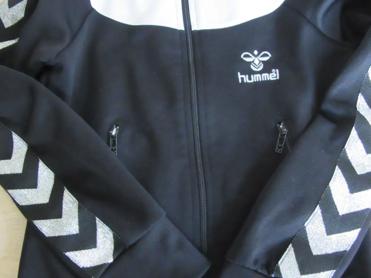 Billede 1 - Hummel zip jakke, sort-hvid str. 10 år