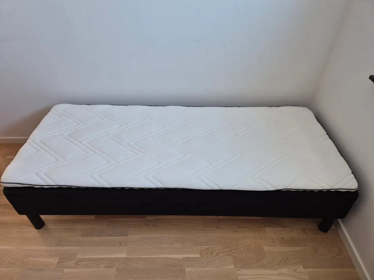 Billede 1 - Sort boxmadras