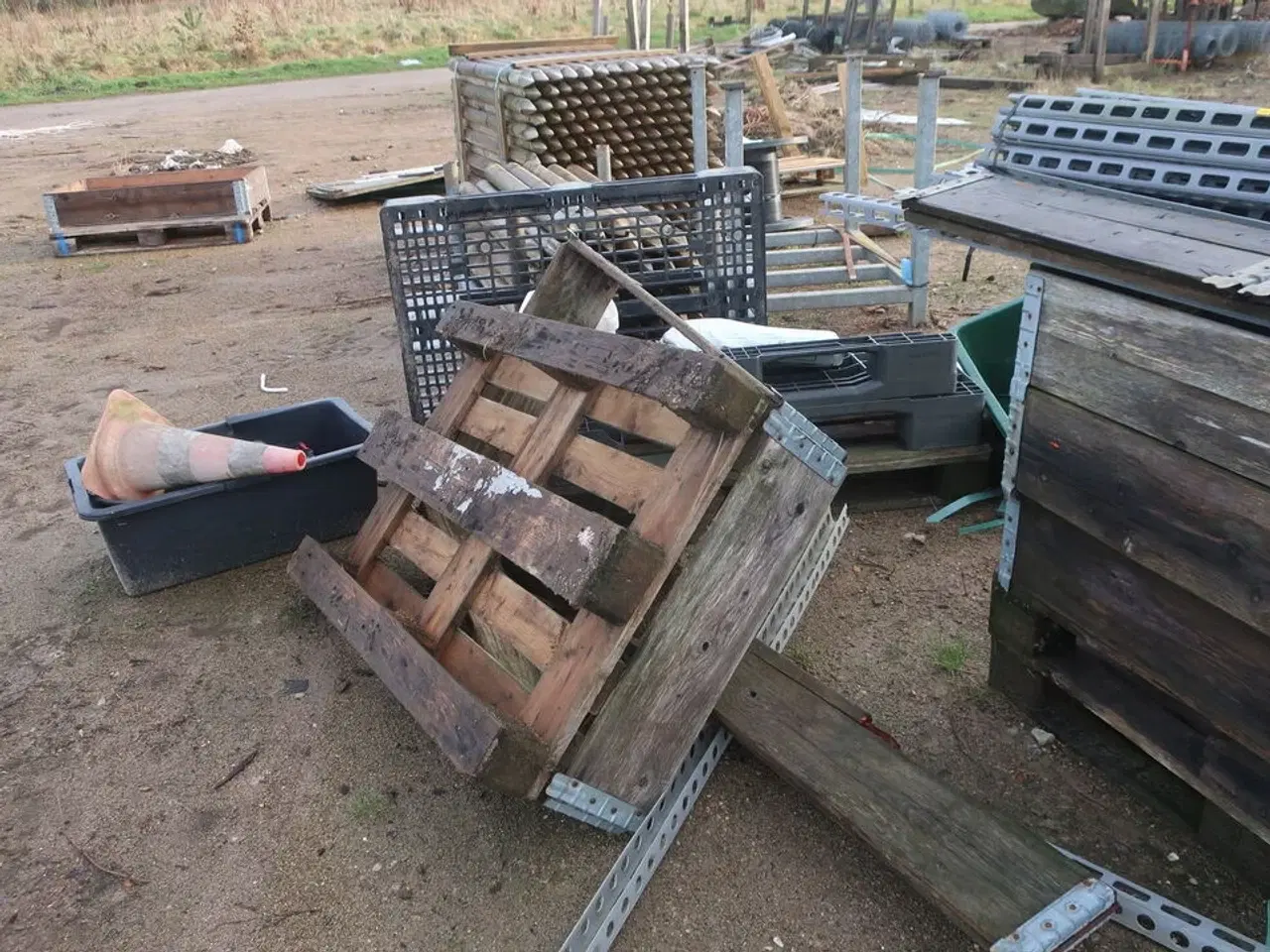 Billede 6 - Bareller, paller med indhold, hegnsstolper m.m.