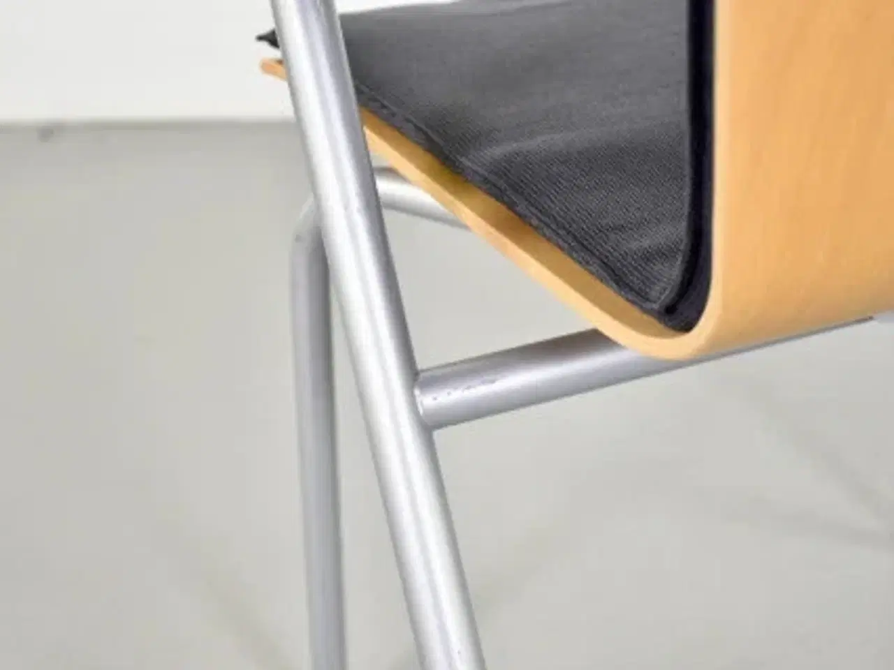 Billede 10 - Four design g2 konferencestol i grå med armlæn i bøg, blank fod