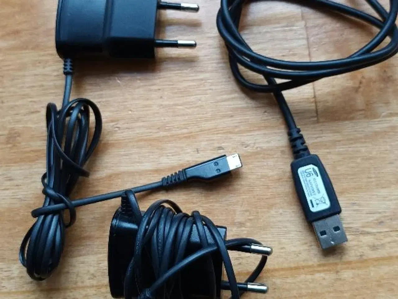 Billede 1 - Android, et kabel og 2 ladere