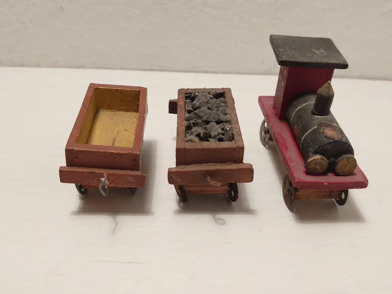 Billede 5 - Erzgebirge:Tog med 2 vogne.Håndlavet i træ.Ca 1920