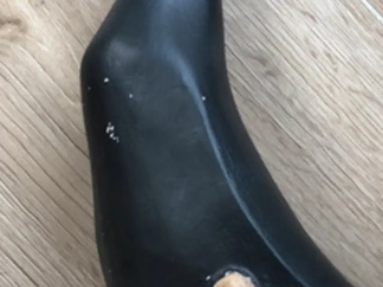 Billede 5 - Sorte træ ænder med røde snørre støvler 