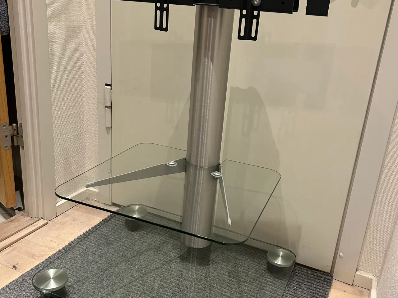 Billede 2 - Spectral TV-stander i glas og stål – elegant og st