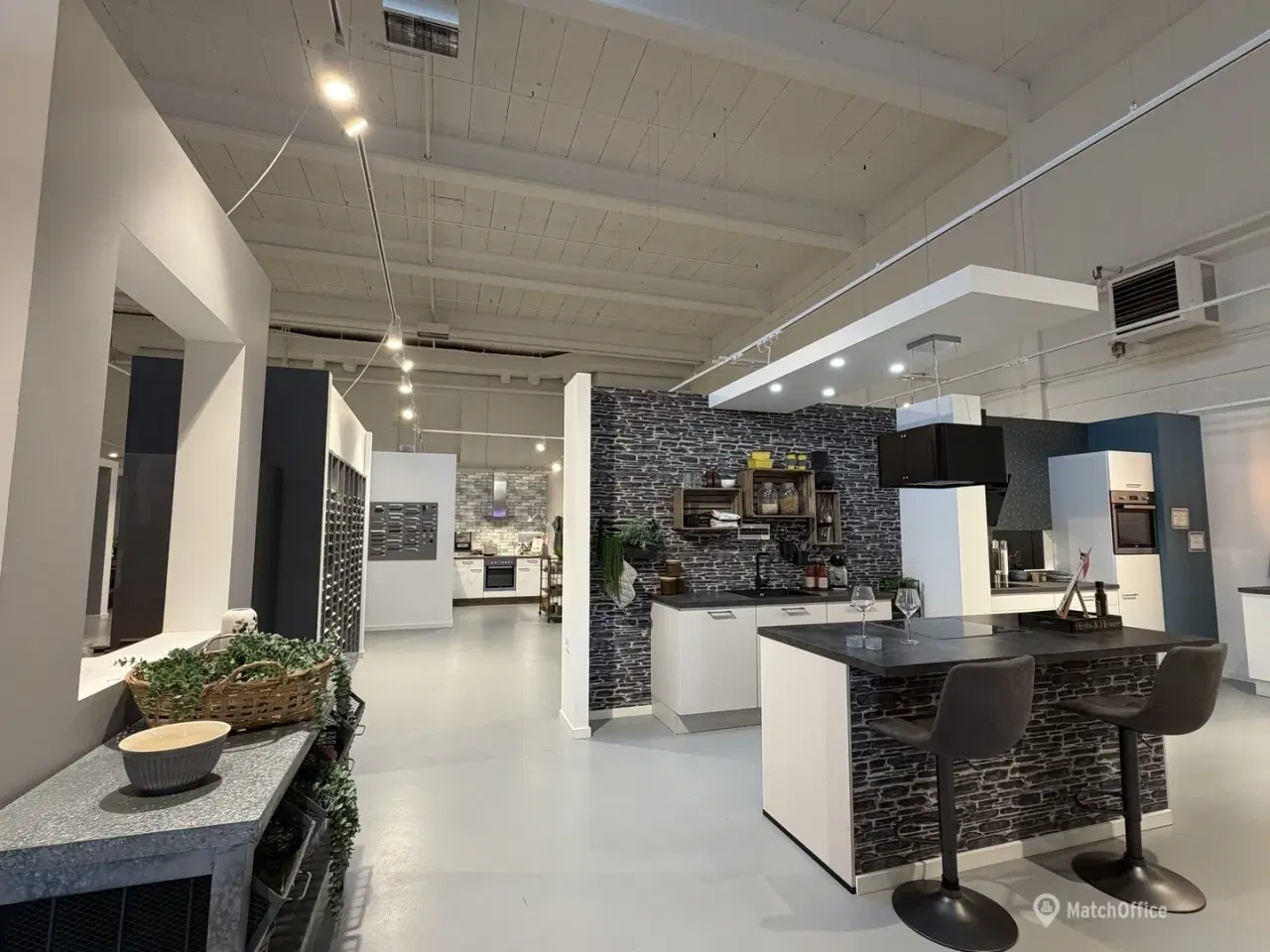 Billede 3 - Pæn & indbydende butik/showroom med stor synlighed