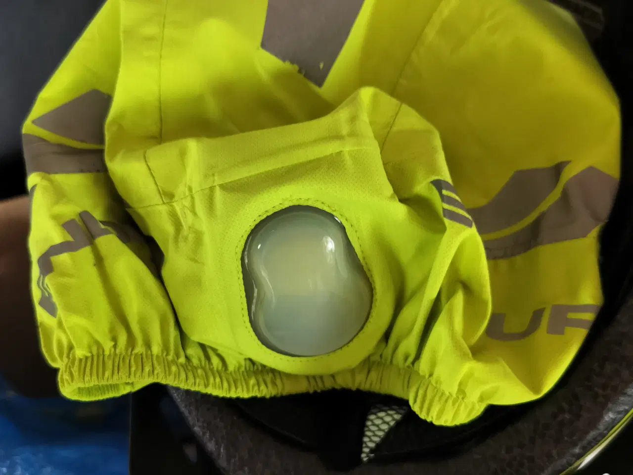 Billede 2 - Cykelhjelm neon gul,med beskyttelseshætte med lys.