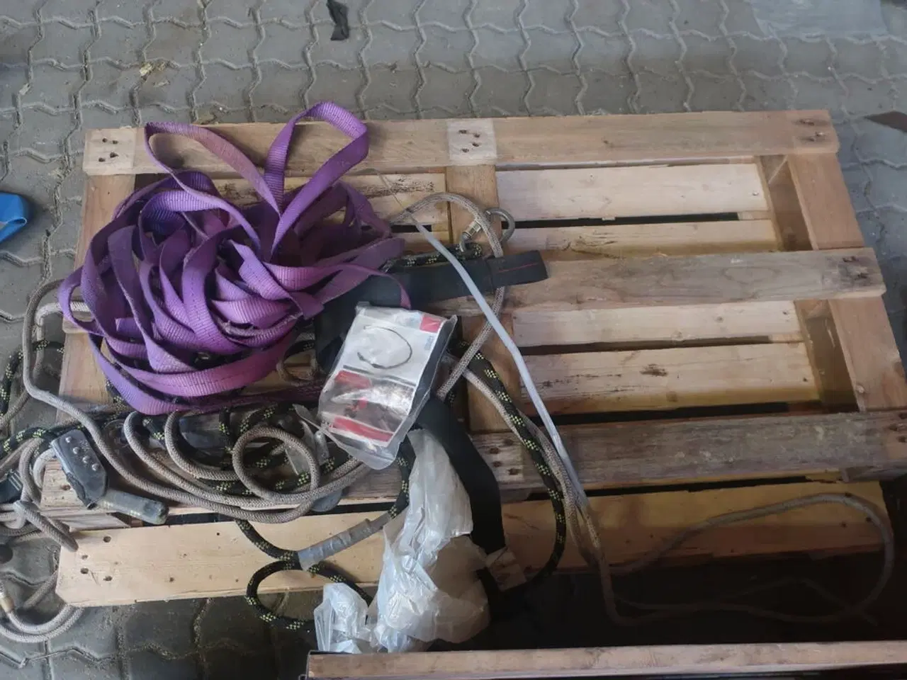 Billede 10 - 3 stk. paller med div. Pallerammer, værktøj, varelager m.m.
