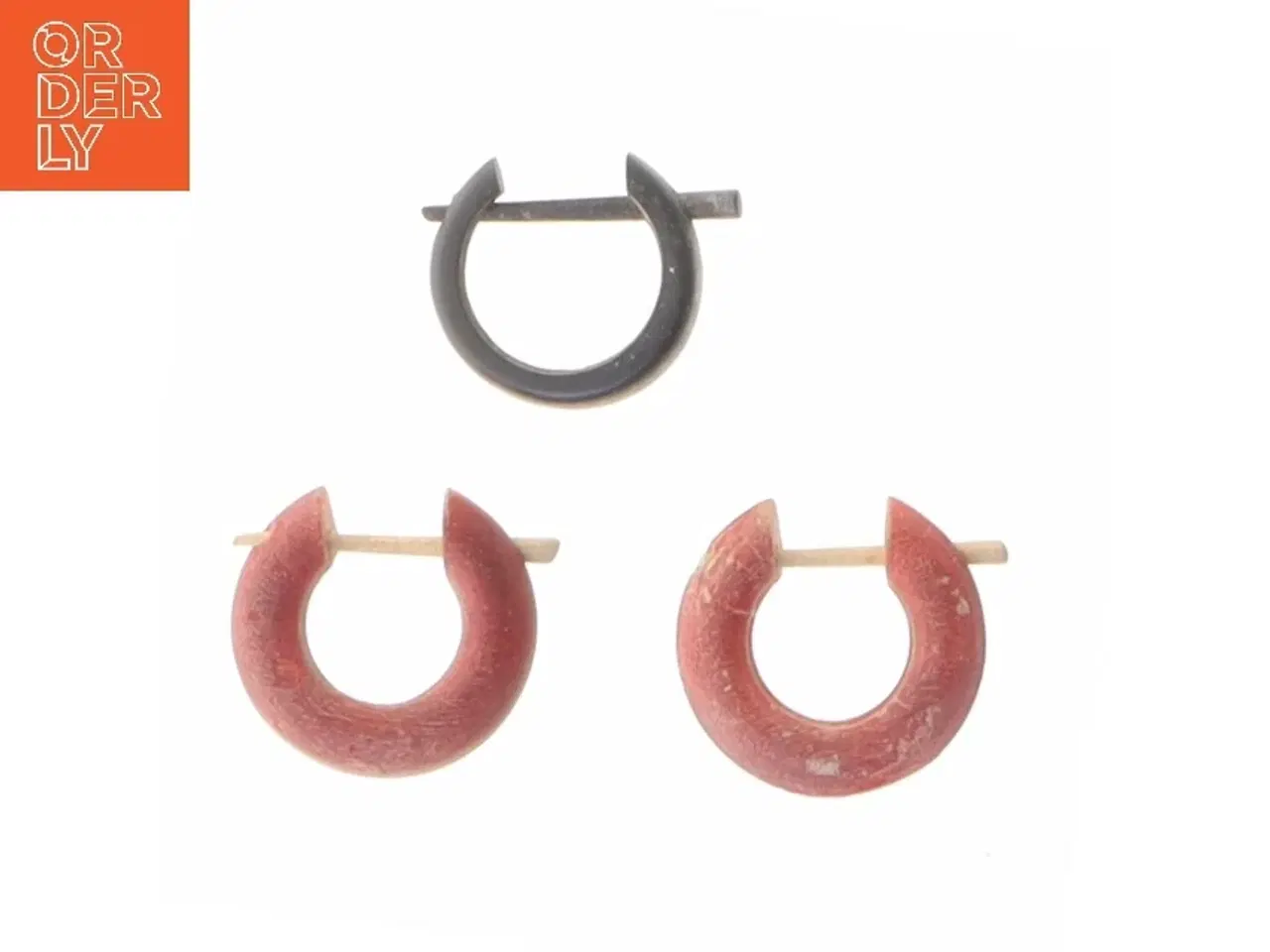 Billede 3 - Små øreringe i plastik (str. Ø 1,5 cm)