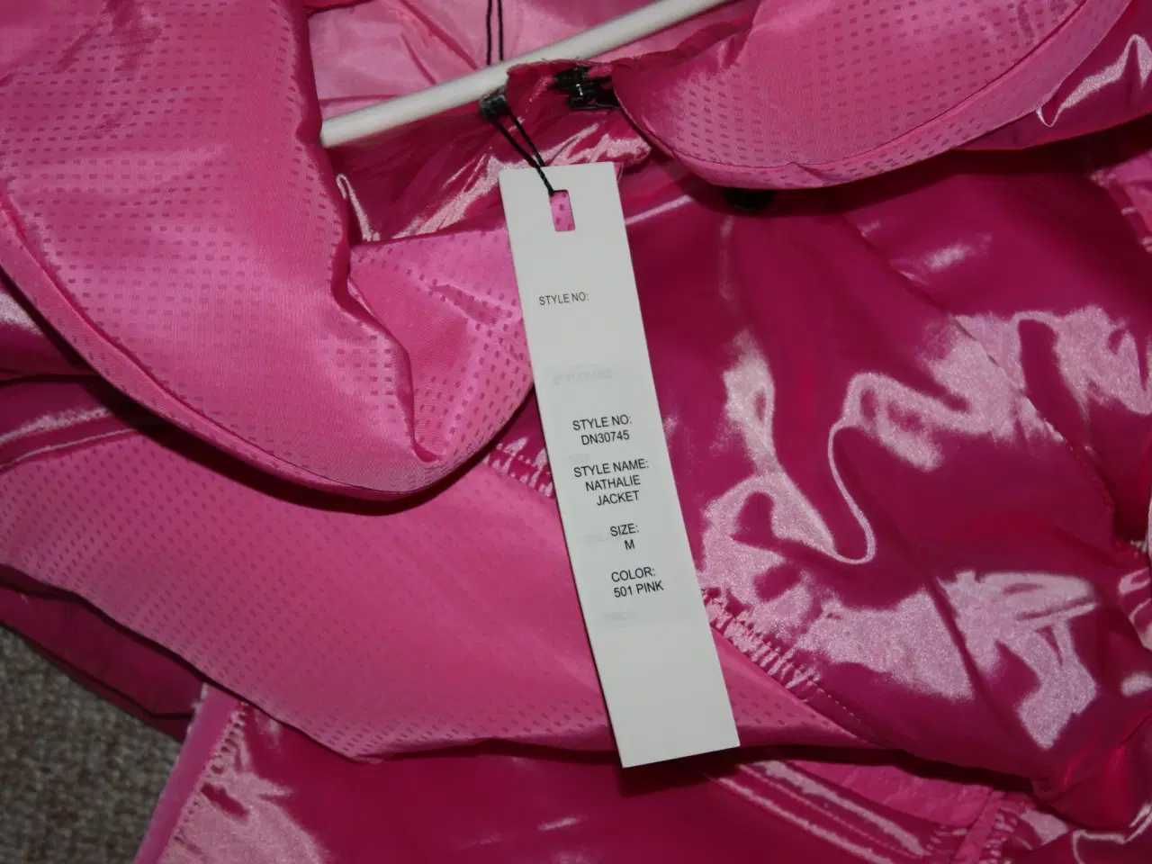 Billede 5 - Jakke fra DNY Cph str. M Stor i størrelsen