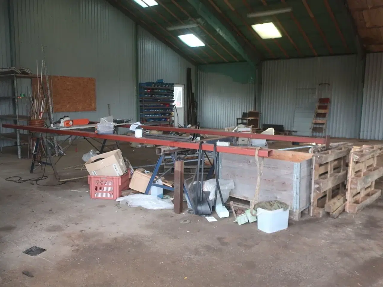 Billede 1 - 2 stk. rullebukke, paller, reoler, reservedele, værktøj, stiger m.m.