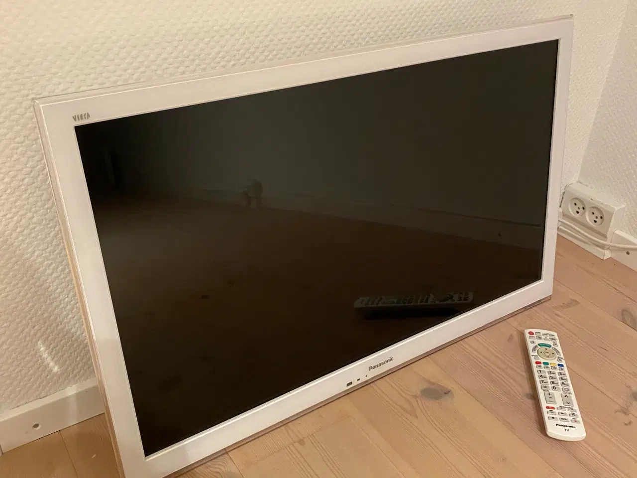 Billede 1 - Almindelig tv skærm fra Panasonic i farven hvid 32