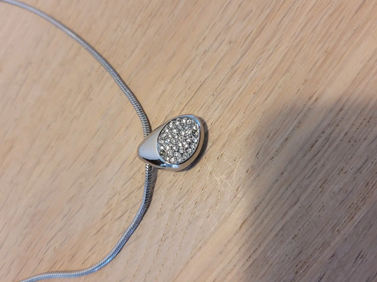 Billede 4 - Flot halskæde med krystaller fra Skagen Design