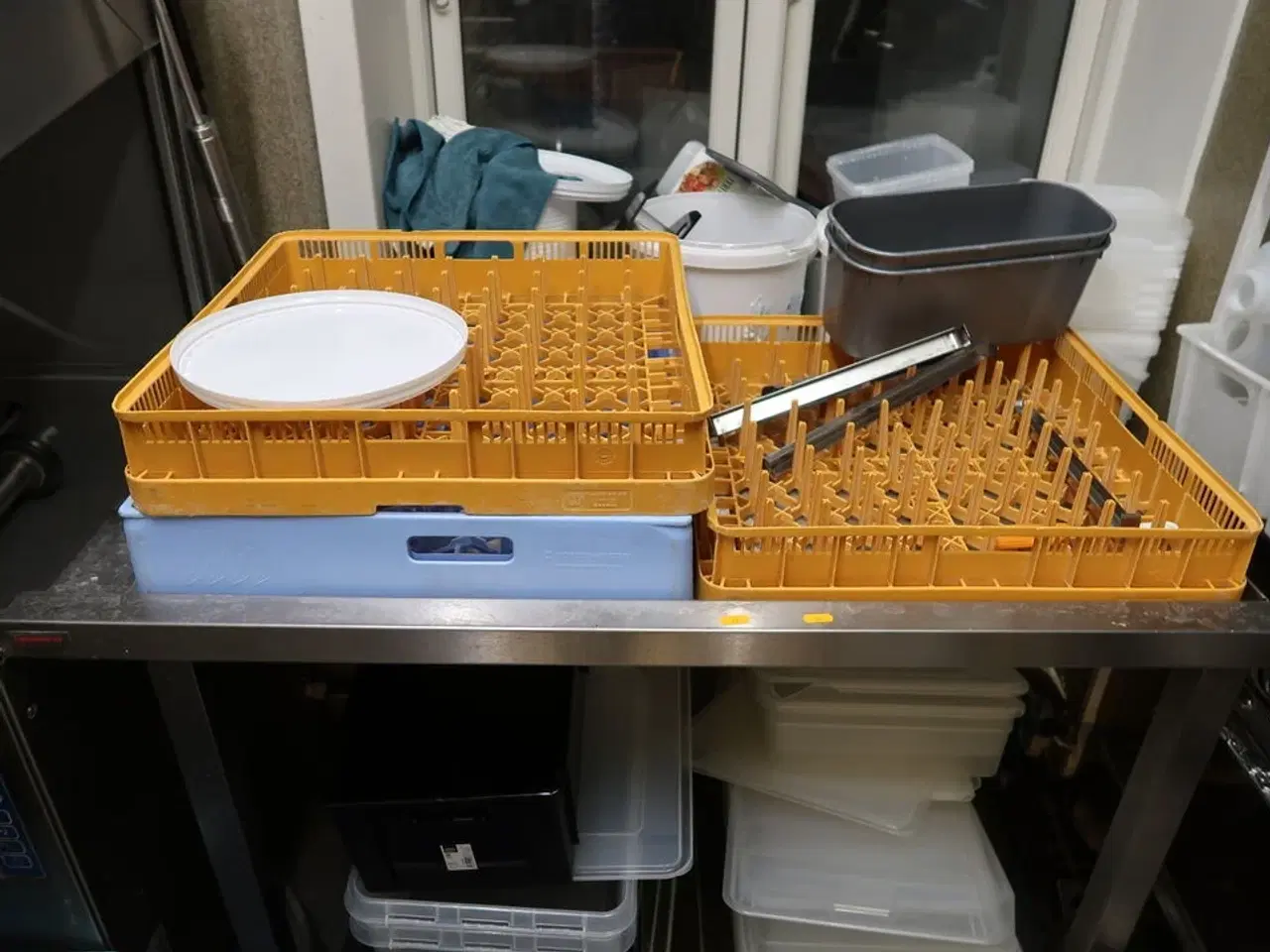 Billede 2 - Rustfri stålbord med indhold