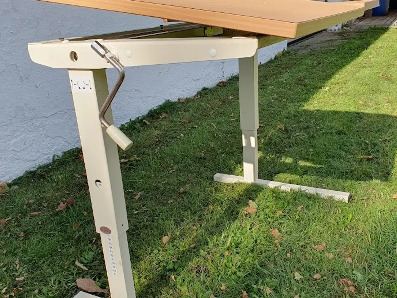 Billede 2 - Højdeindstillelig skrivebord med vippeplade