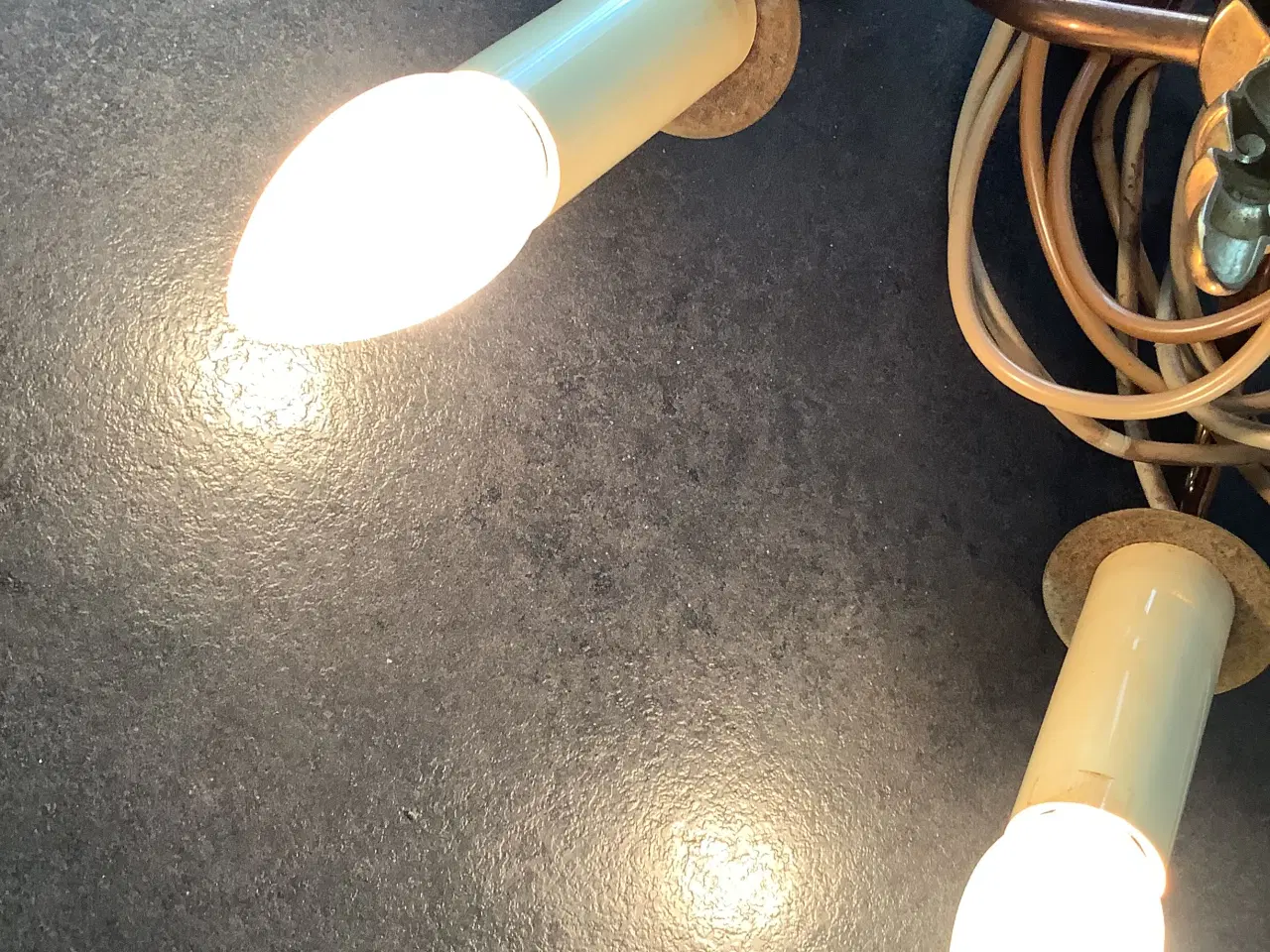 Billede 3 - Messing?-væglampe med to pærer, ældre. Giv bud.