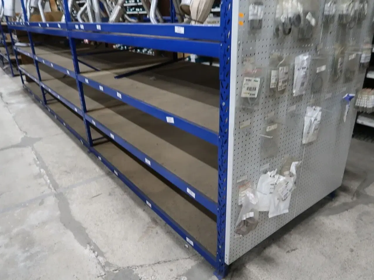 Billede 3 - Reol til udstødninger uden indhold