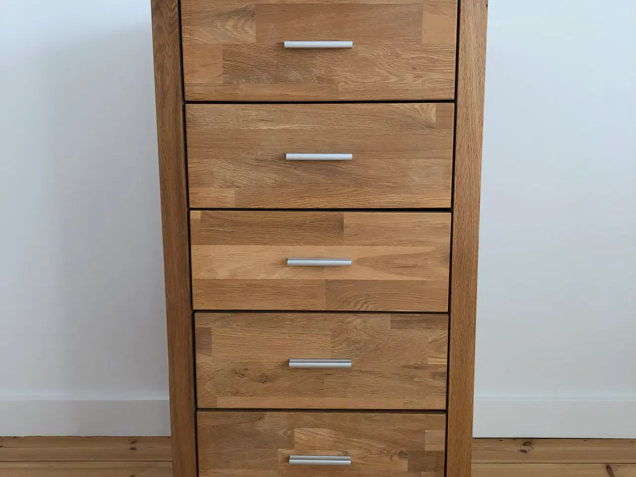 Billede 1 - LIVA kommode i egetræ – 5 skuffer (38x53x93 cm)