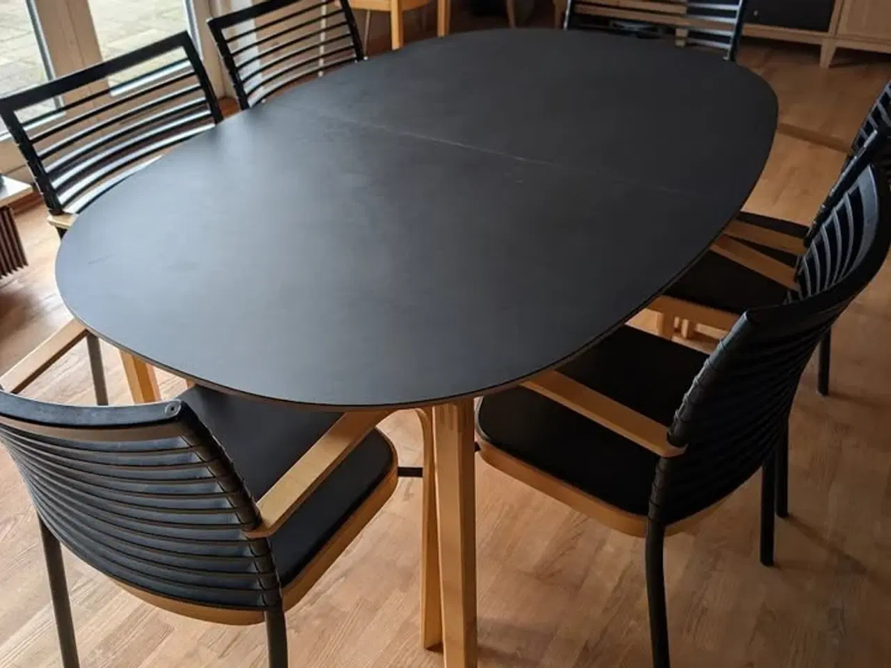 Billede 10 - Magnus Olesen stole 6 stk. + bord m. tillægsplader