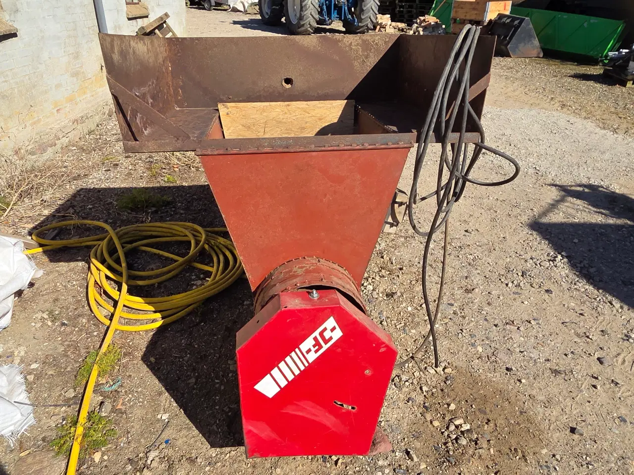 Billede 2 - Flis-snegl for indlægning af flis i lavloftet rum