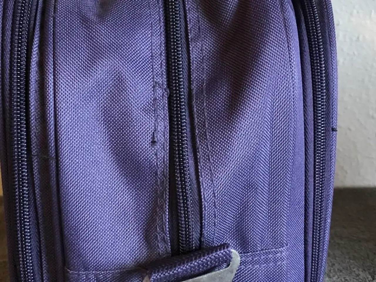 Billede 2 - Rejsetaske - lille lilla