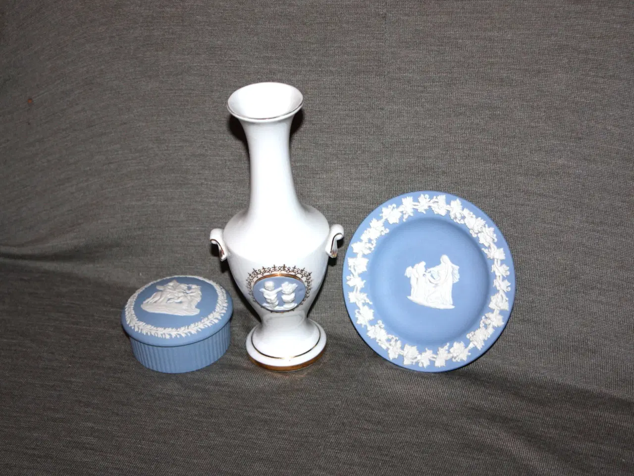 Billede 1 - Vase med Wedgwood cameo  18 cm