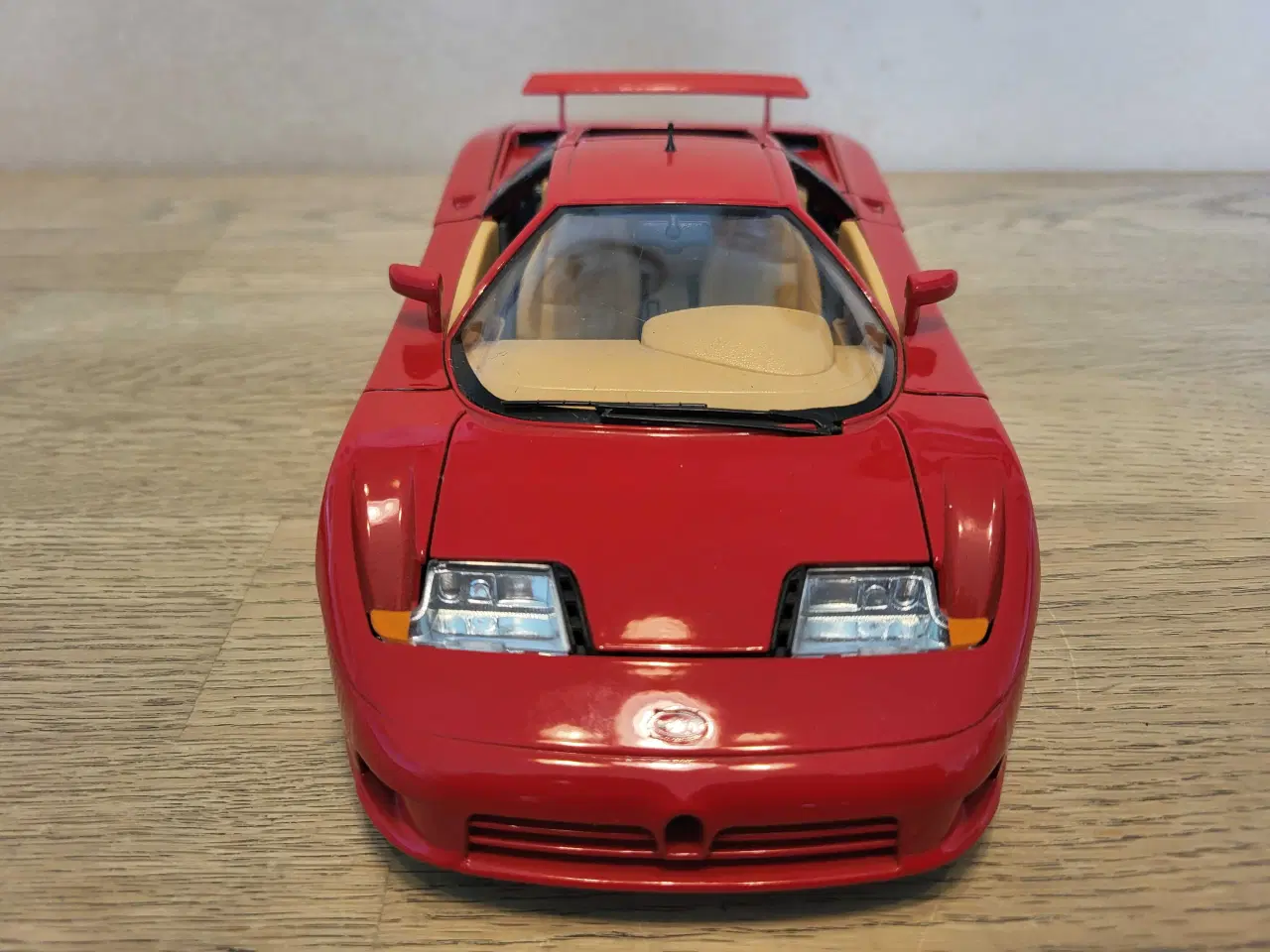 Billede 5 - Modelbil: BUGATTI EB 110 1991.  Skala 1/18.