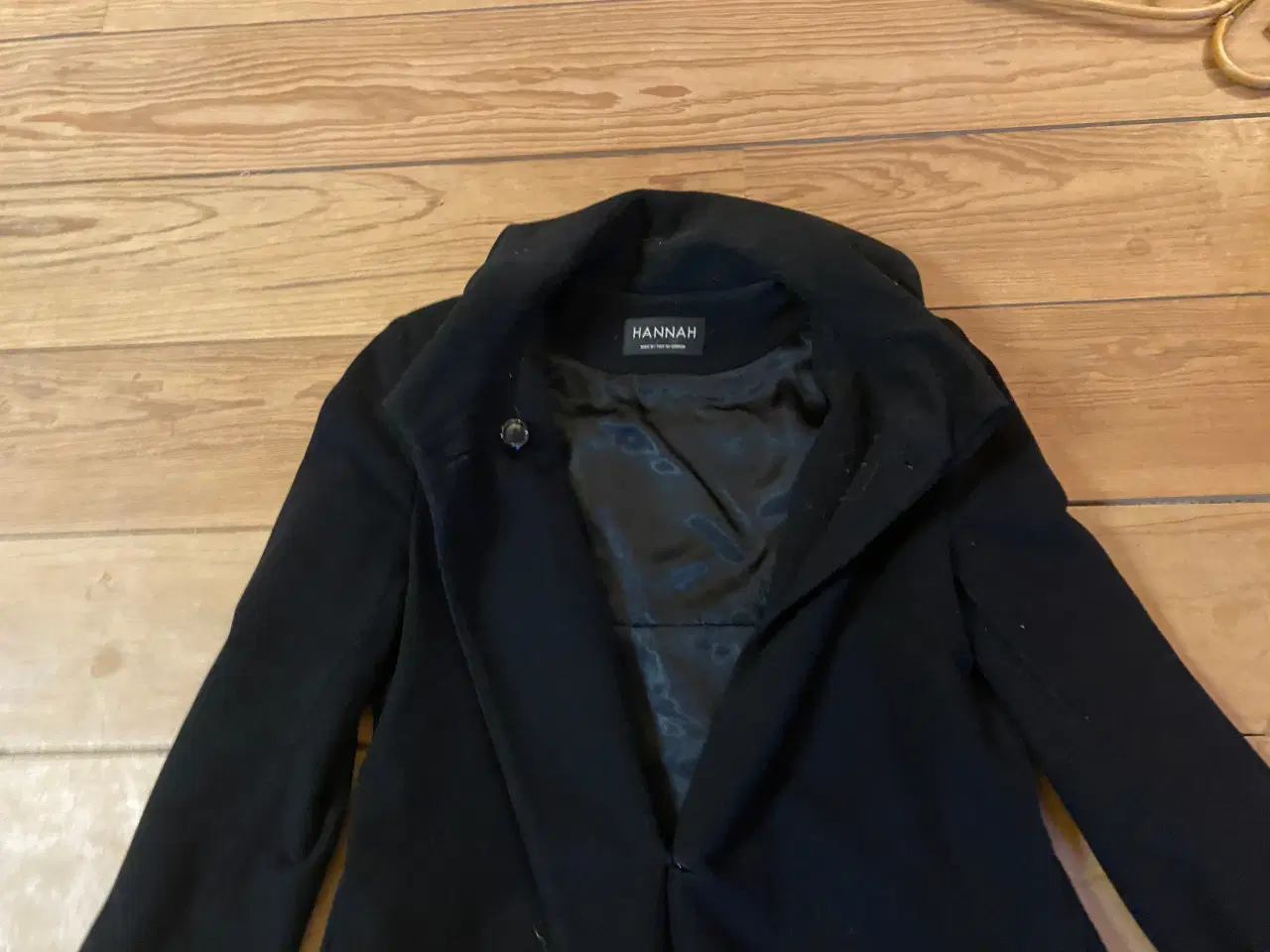 Billede 3 - Hel-lang elegant sort frakke uld str M, 300 kr