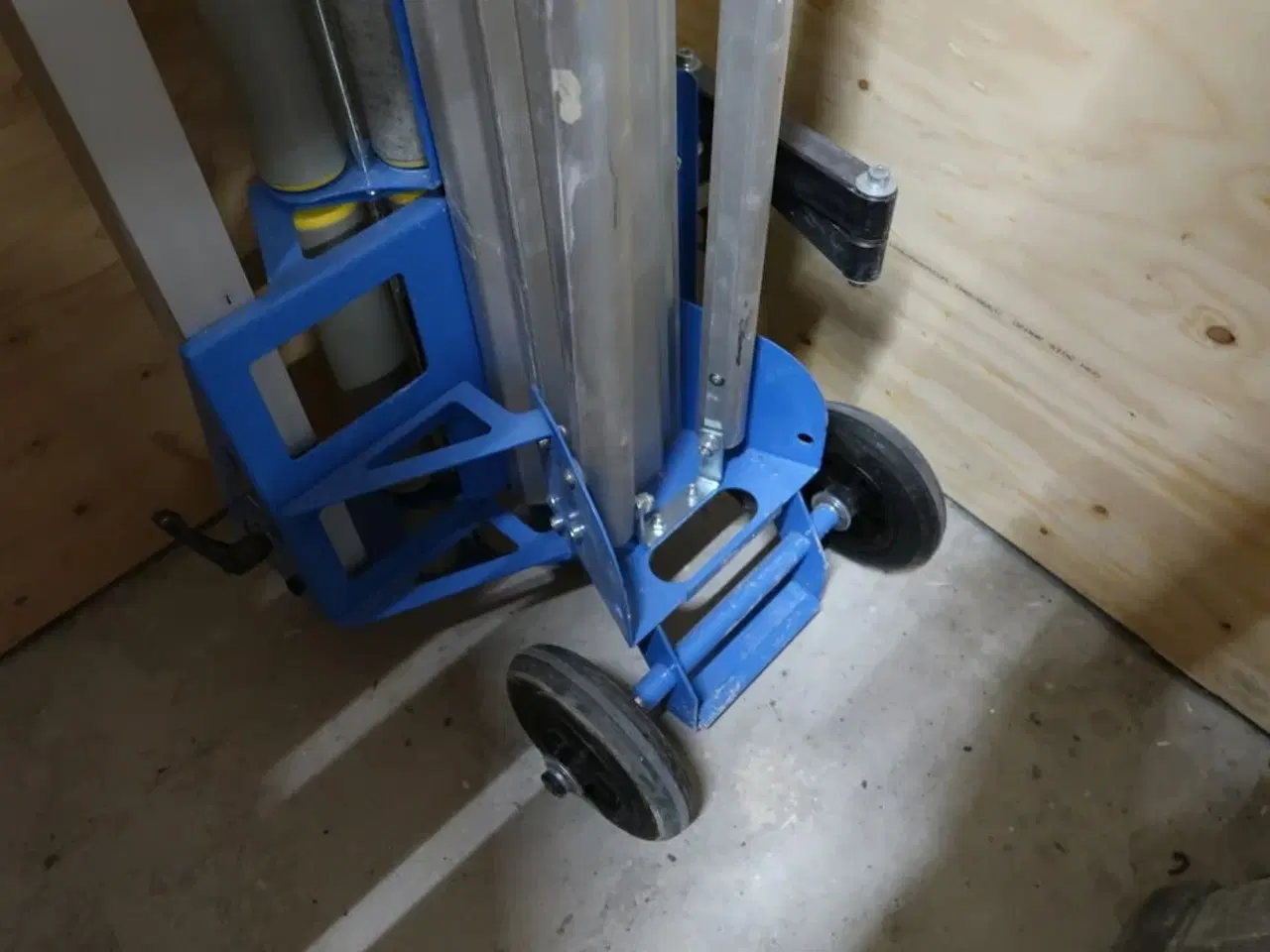 Billede 5 - Arbejdsbord med kabelafruller LINDAB