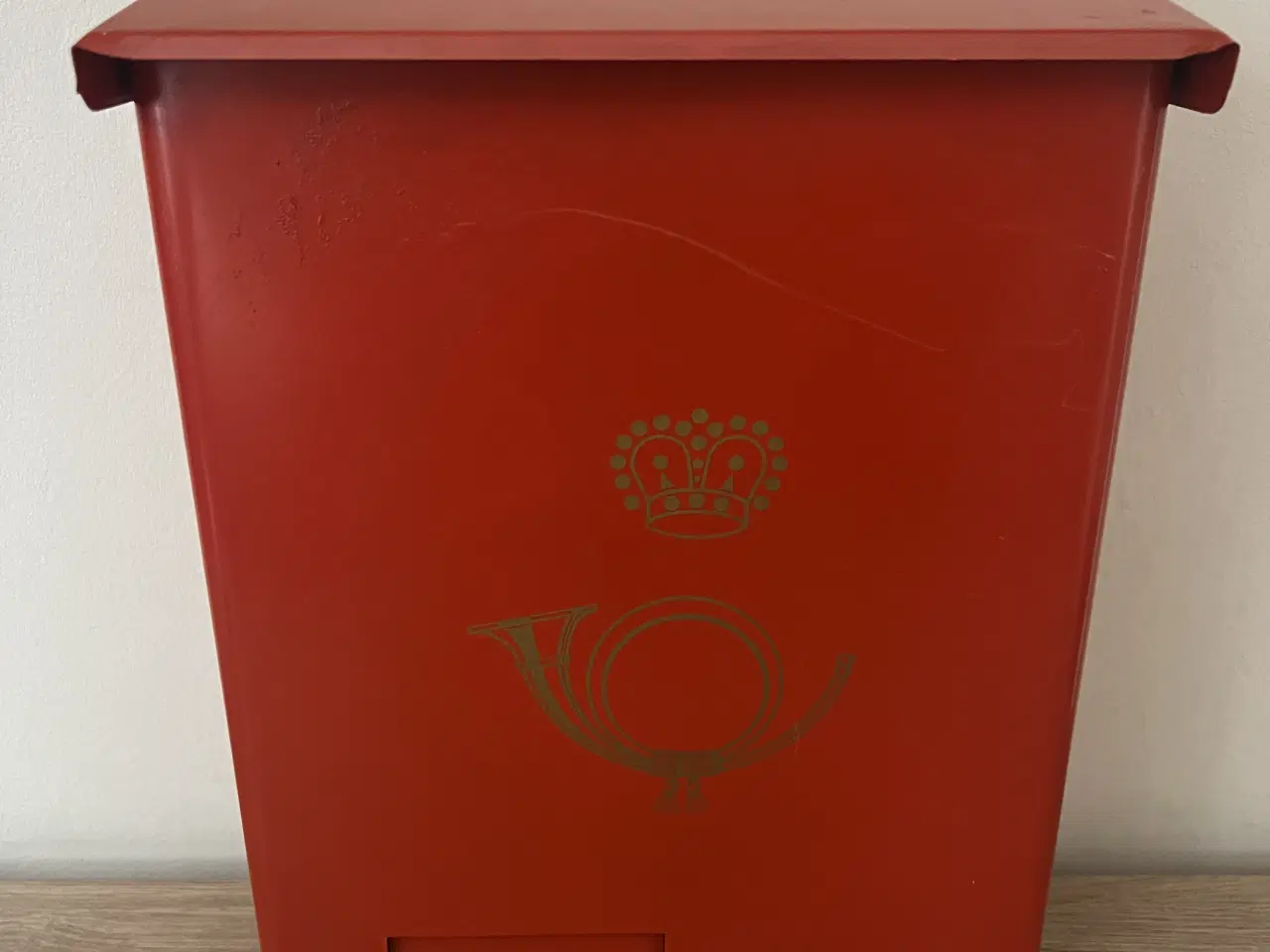 Billede 1 - Flot lille rød postkasse med post logo 