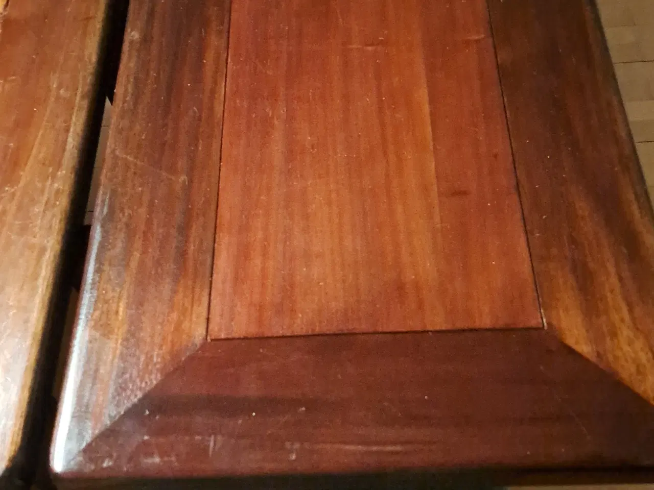 Billede 2 - Lækkert smalt, mørkt spisebord evt. med spisestole