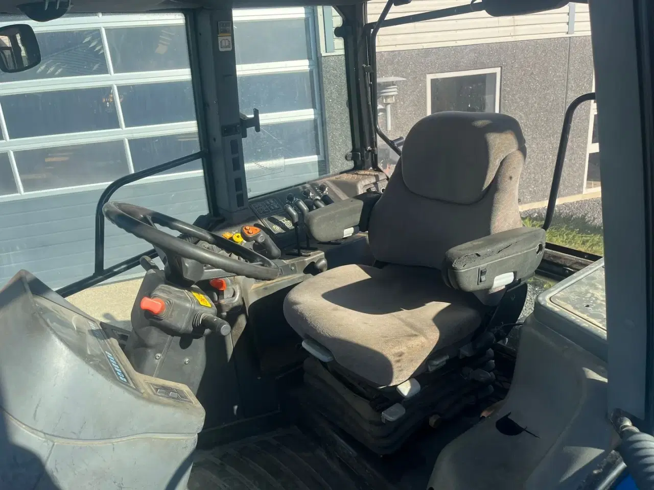 Billede 9 - New Holland 8360 med 4stk fabriksnye dæk til.  Super stærk traktor.