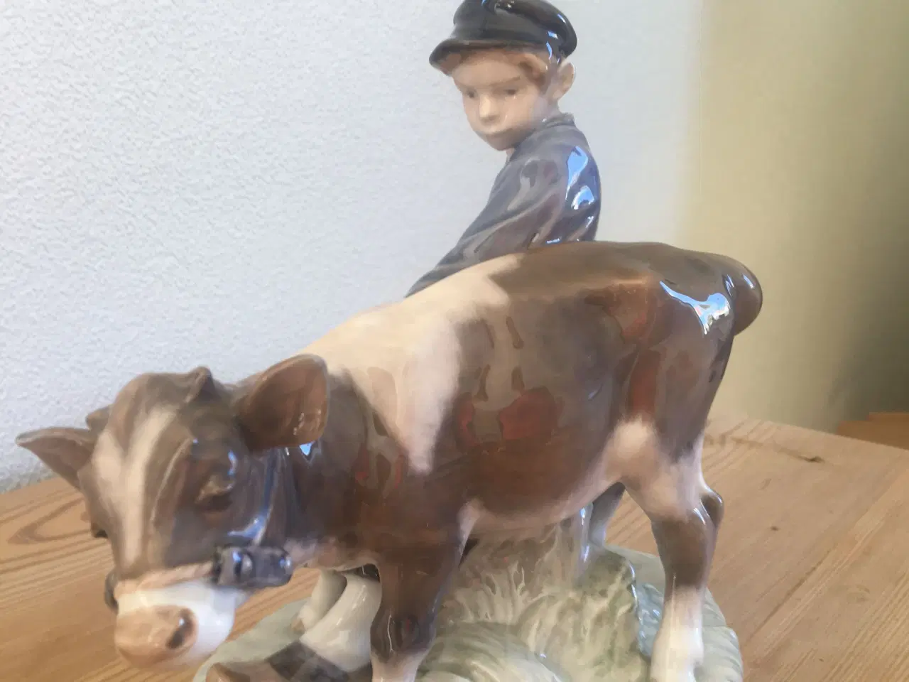 Billede 2 - Dreng med kalv, Royal Copenhagen figur.