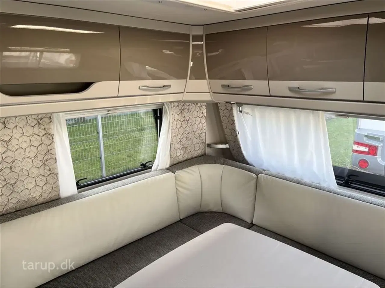 Billede 10 - 2020 - Dethleffs Nomad Snow 590 RF   Fortelt: Isabella Commodore, mover, ALDE centralvarme, vandbåren gulvvarme, rundsiddegruppe, tv-antenne, stort 140 l. køleskab m/ fryser,