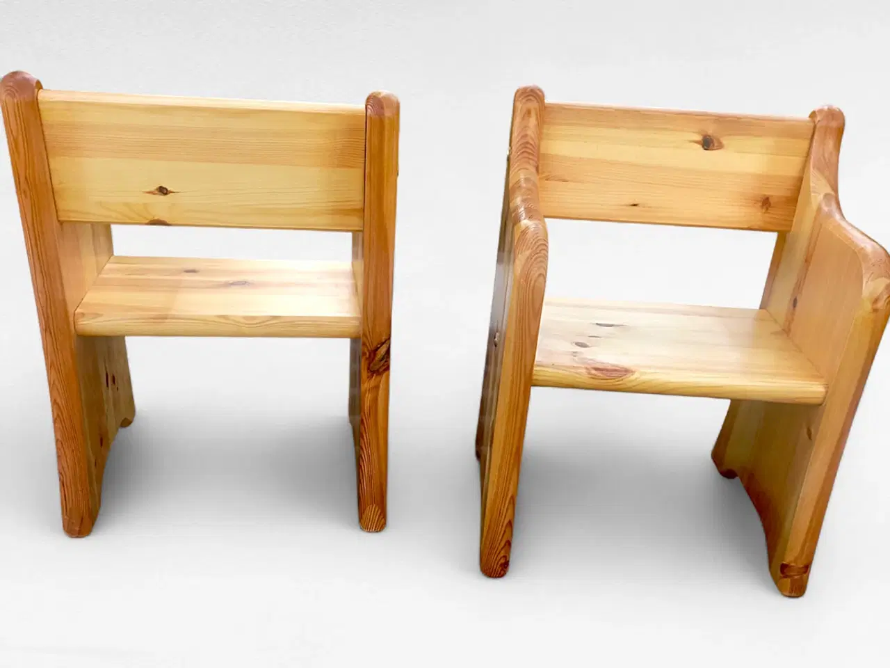 Billede 8 - Robust barnestol i massivt lakeret fyrretræ