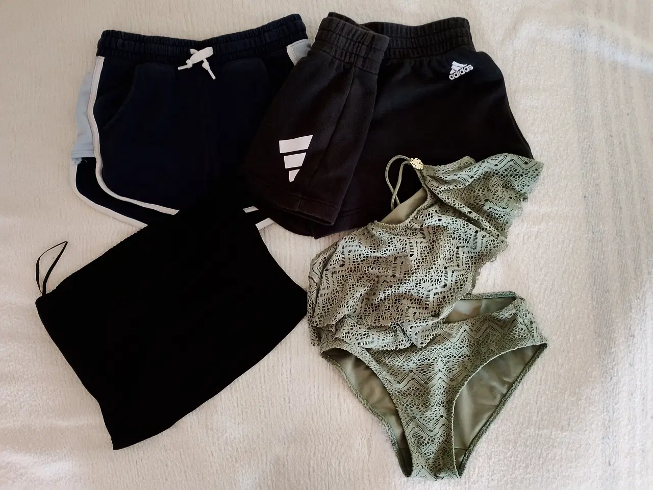 Billede 4 - Toppe, BH, Shorts m.m.m. Str. 12-16 år.