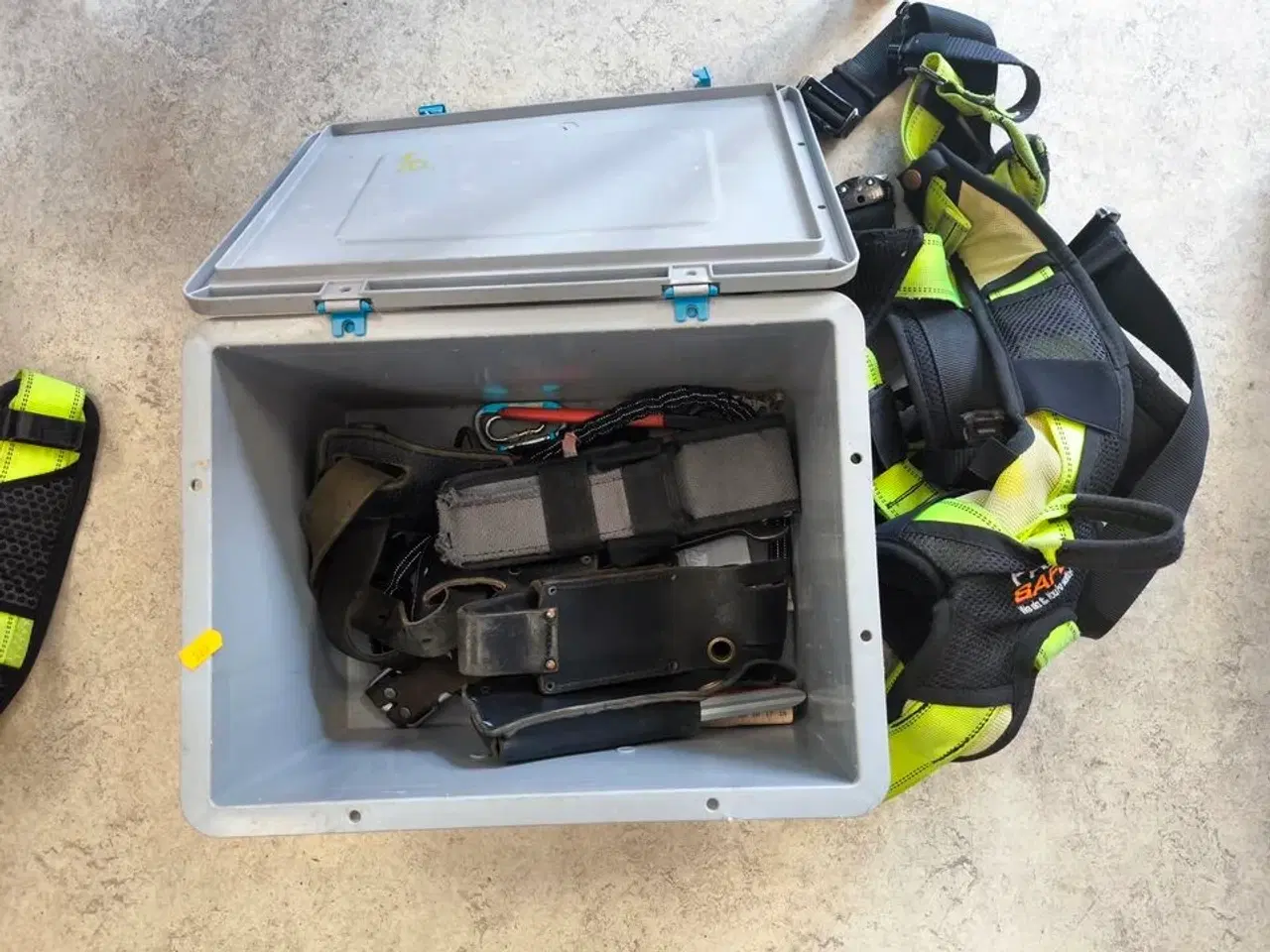 Billede 1 - Kasse m. sikringsgrej samt div.