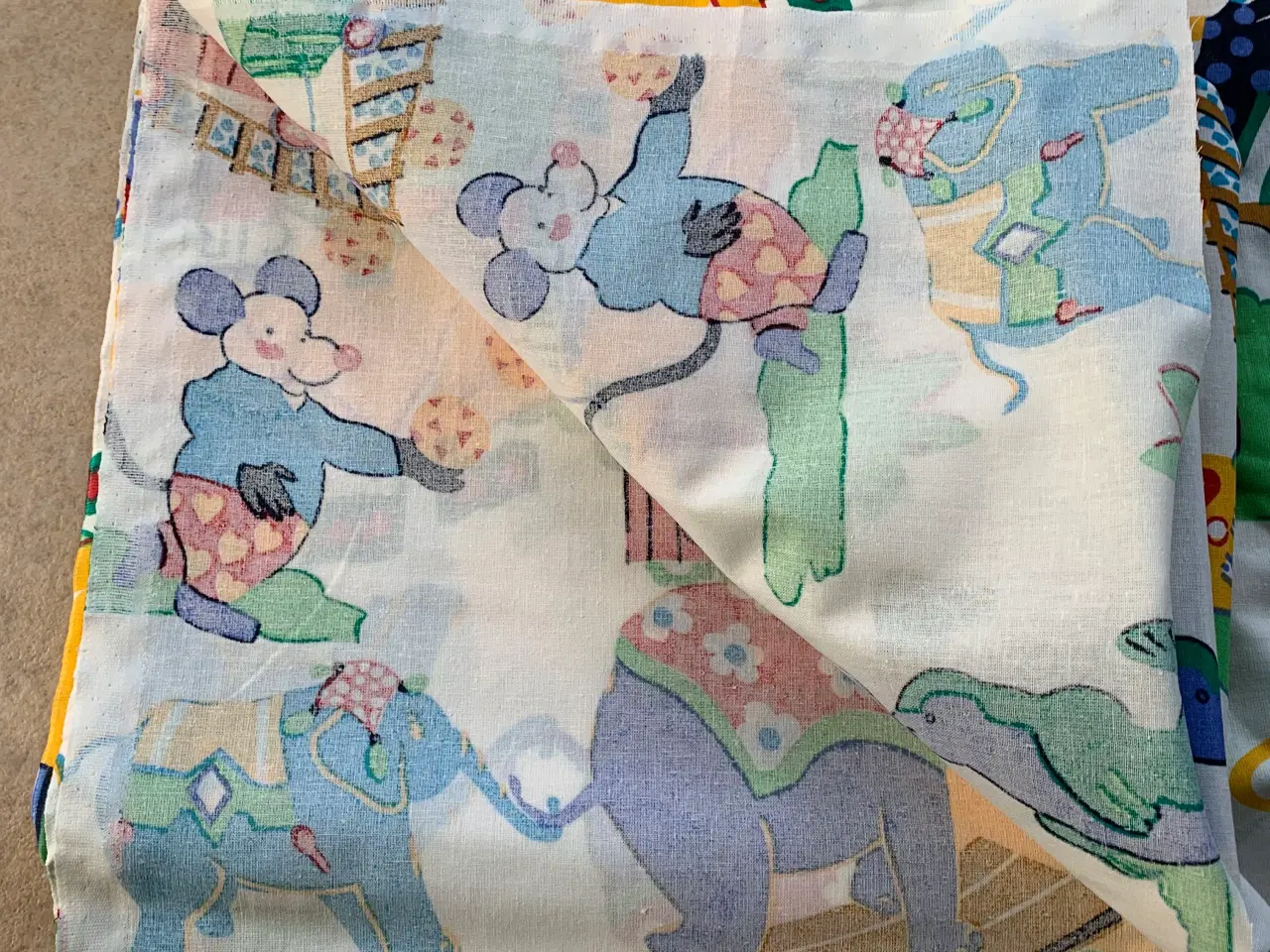 Billede 4 - Stof i flerfarvet design