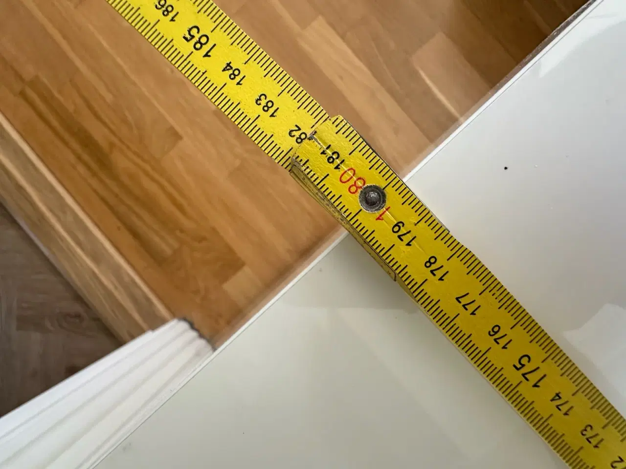 Billede 3 - IKEA tv-bord/skænk i hvid højglans med to skuffer 