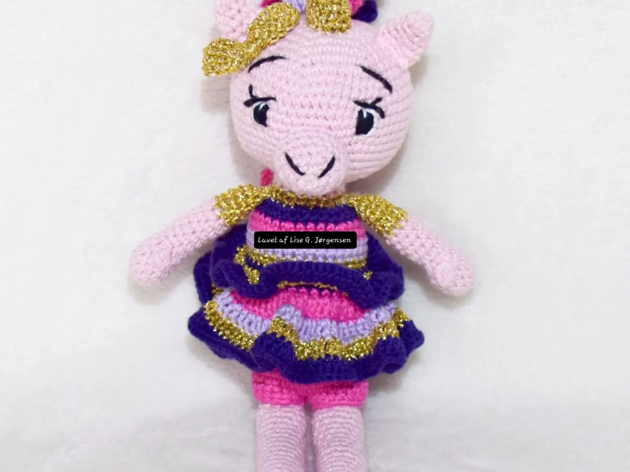 Billede 3 - Hæklet enhjørning med strutkjole & krøller