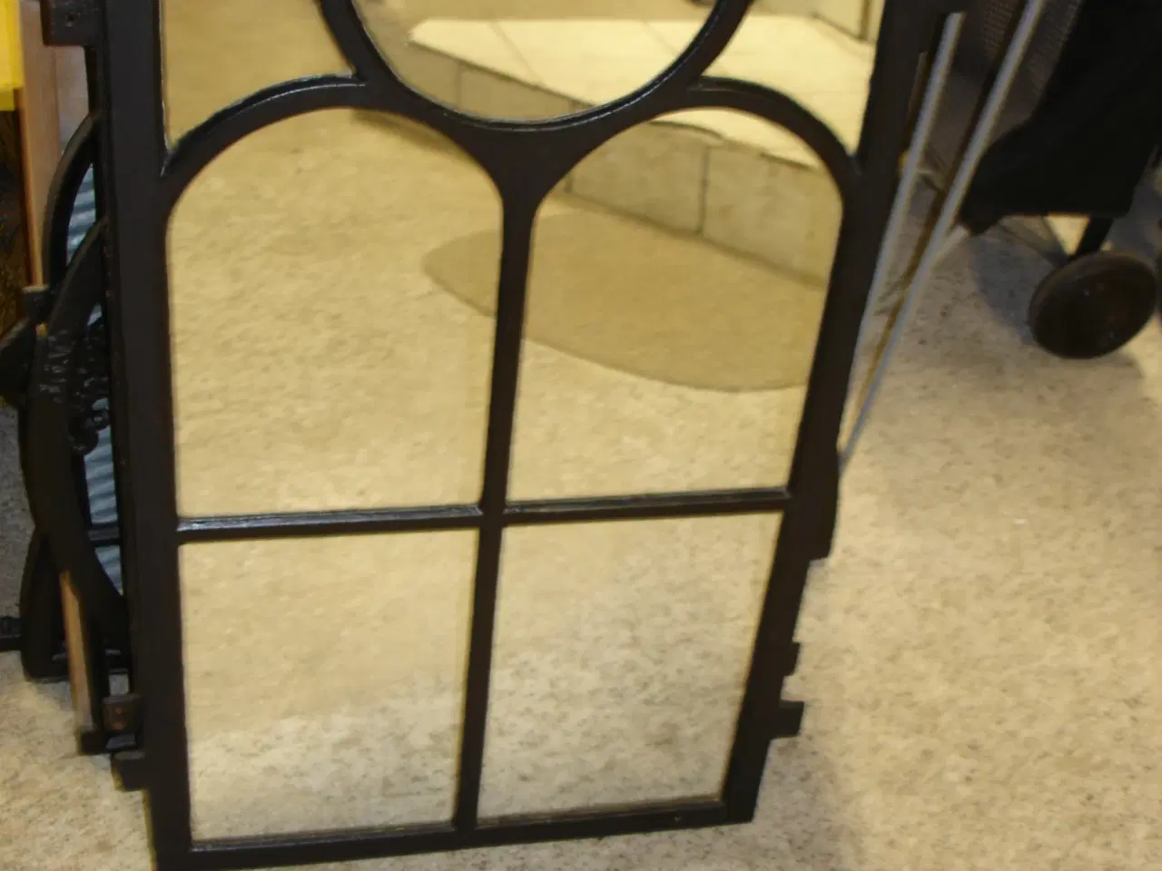 Billede 1 - Gammelt støbejerns vindue med spejl