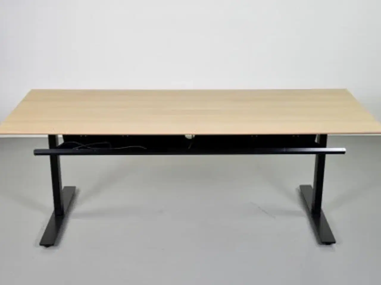 Billede 3 - Hæve-/sænkebord i eg med udtræksskuffe med lås