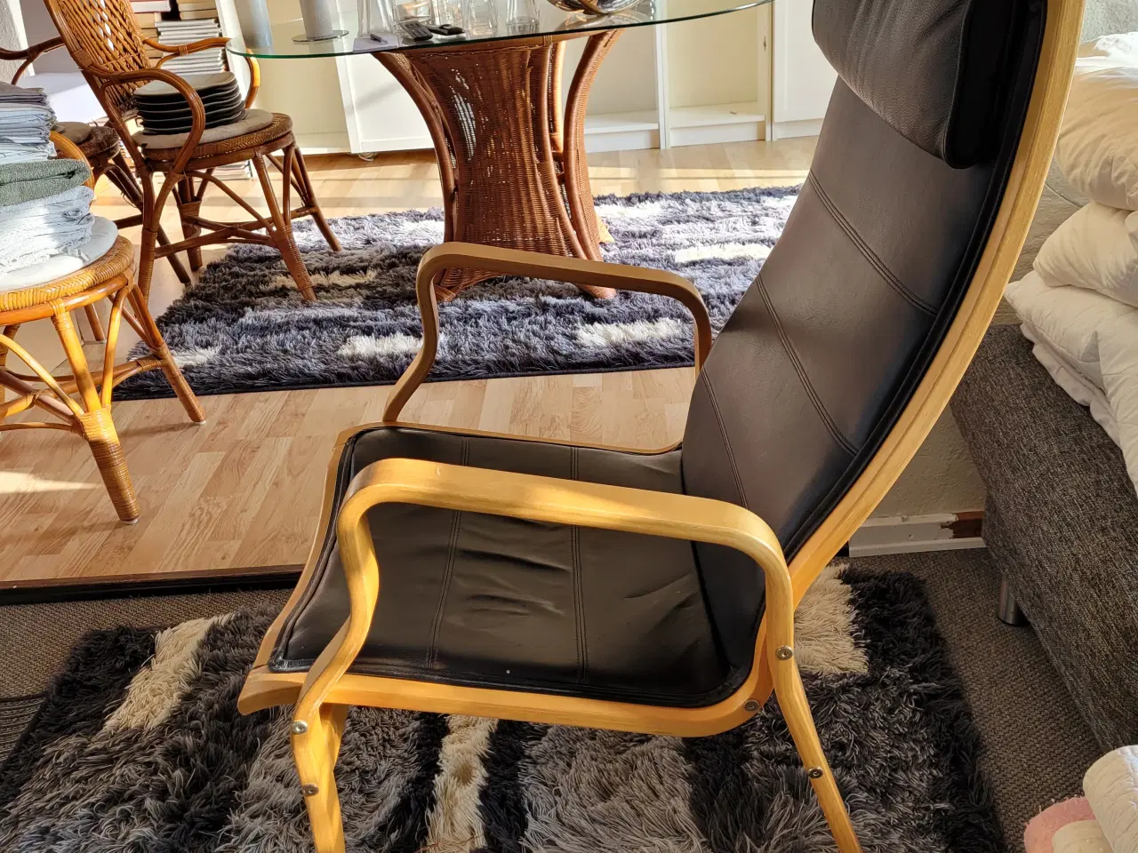 Billede 2 - Lænestol i sort læderlook, med bøgemeder