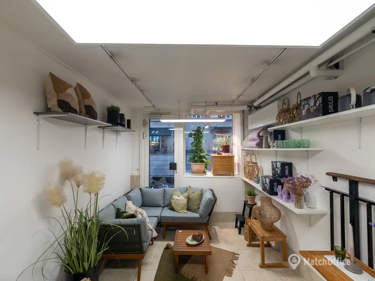 Billede 10 - SÆLGES: Velholdt og synlig erhvervsandel i høj kælder – med bred facade mod Godthåbsvej